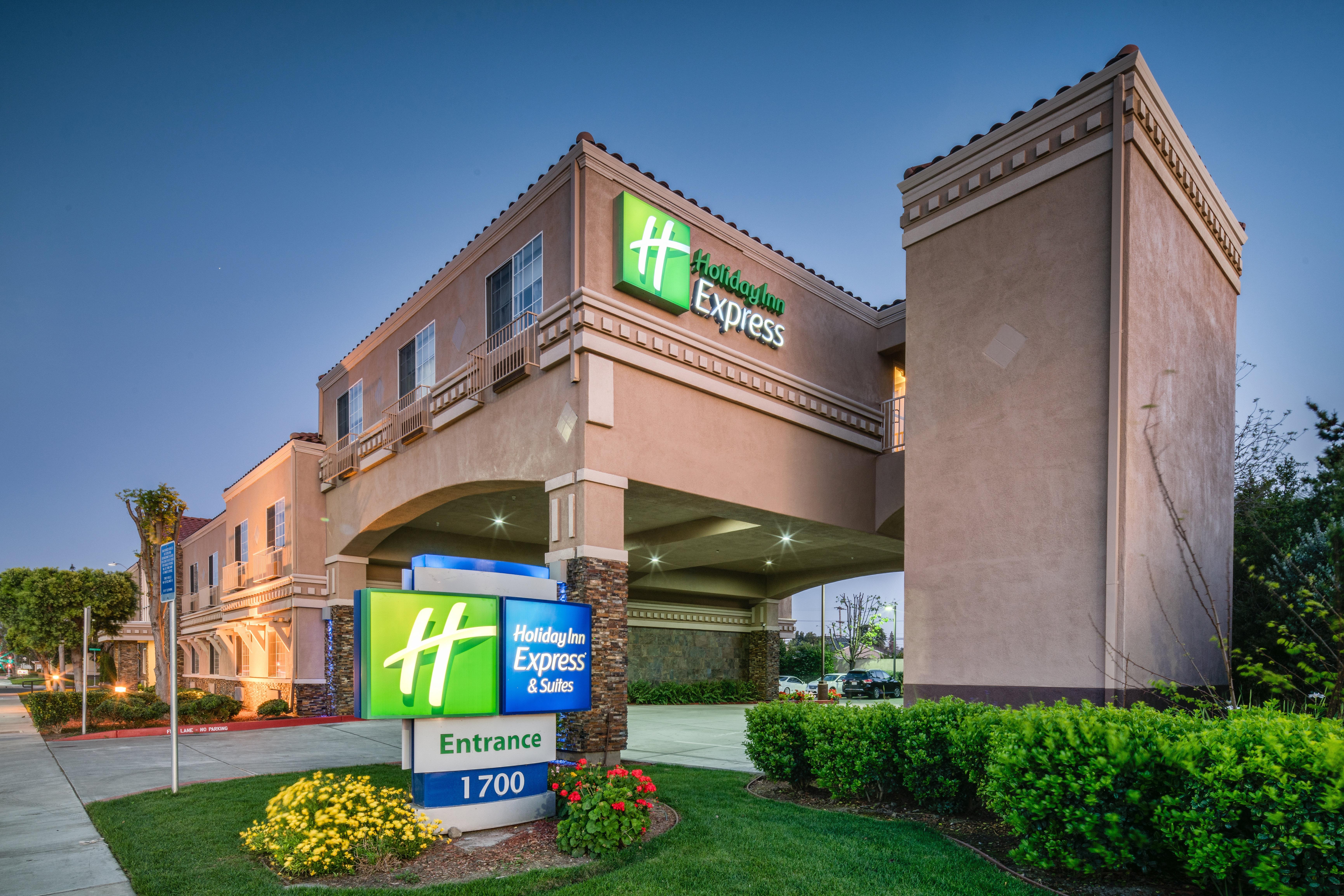 Holiday Inn Express & Suites Santa Clara By Ihg Extérieur photo
